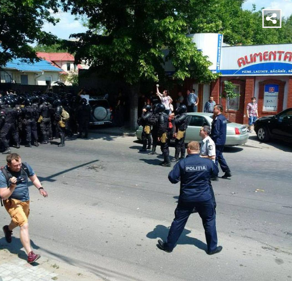 У Кишиневі учасників гей-параду закидали яйцями і "запакували" в автобуси  - фото 2