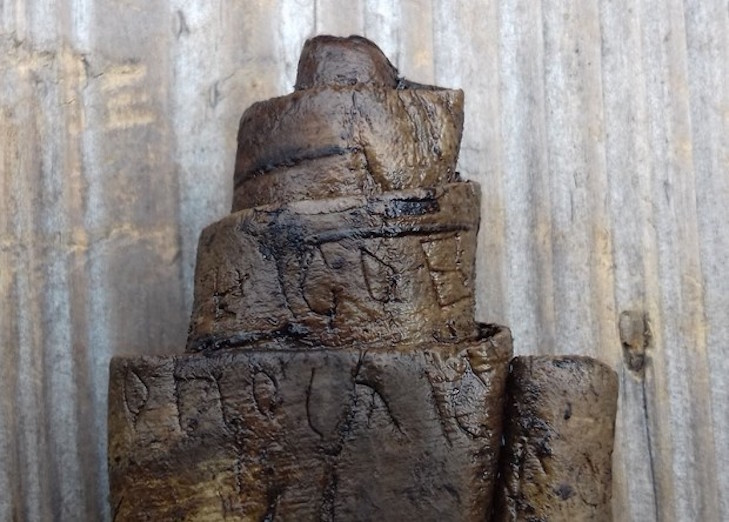 На Росії археологи знайшли берестяну грамоту з новою лайкою - фото 1