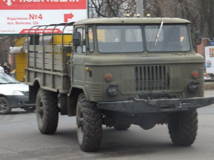 У Кіровограді військова вантажівка протаранила цивільну автівку - фото 2