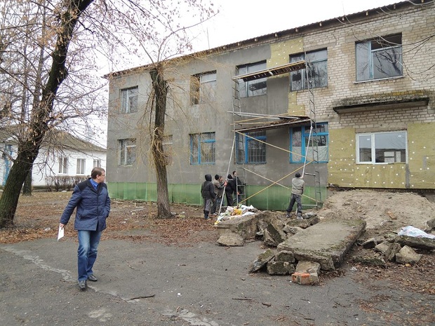 Донбаські біженці житимуть в ньому на законних підставах - на кожну кімнату отримають ордери  - фото 2