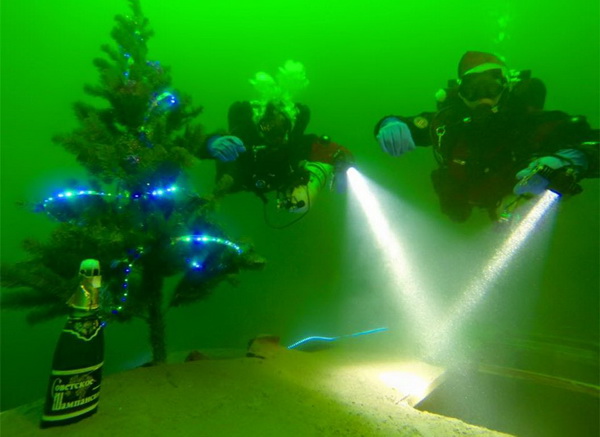 Дніпропетровські дайвери встановили ялинку на 30-метровій глибіні - фото 1