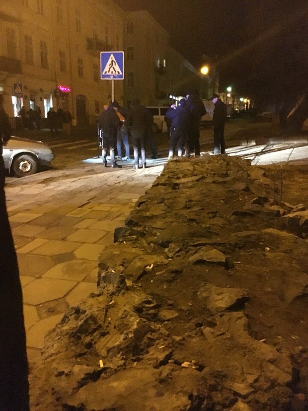 У центрі Львова затримали чоловіка із пістолетом - фото 1
