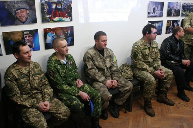 Журналісти та учасники бойових дій презентували у Запоріжжі книгу ”АД 242”, присвячену обороні Донецького аеропорту - фото 2