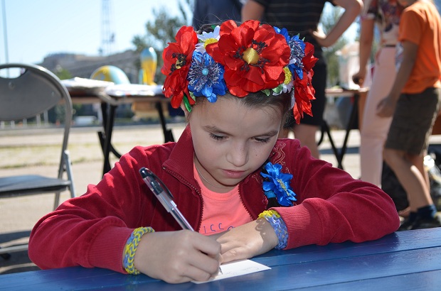На волонтерському ярмарку у Запоріжі діти пишуть зворушливі листи бійцям