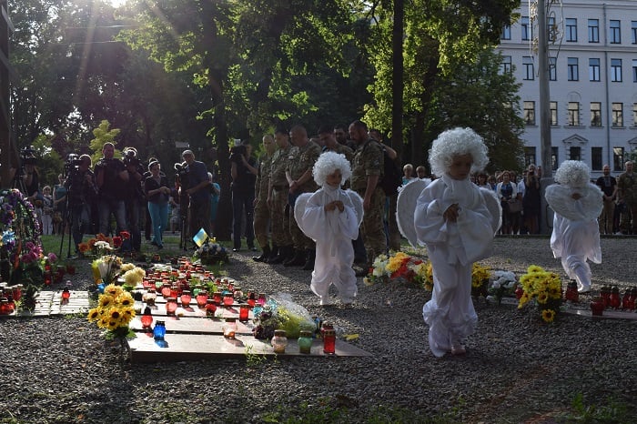 У Дніпрі двічі за вечір вшанували загиблих в ІЛ-76 десантників - фото 3