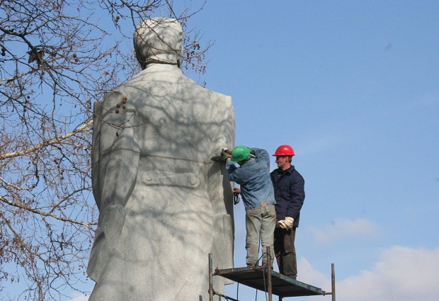 Шестиметрову статую Дзержинського у Запоріжжі розпиляли навпіл - фото 7
