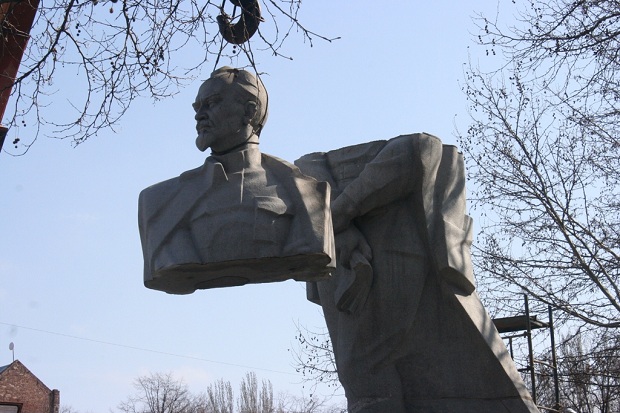 Шестиметрову статую Дзержинського у Запоріжжі розпиляли навпіл - фото 16