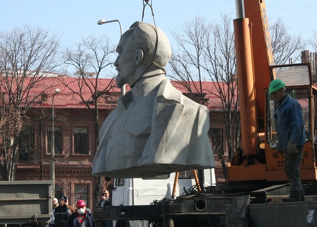 Шестиметрову статую Дзержинського у Запоріжжі розпиляли навпіл - фото 17