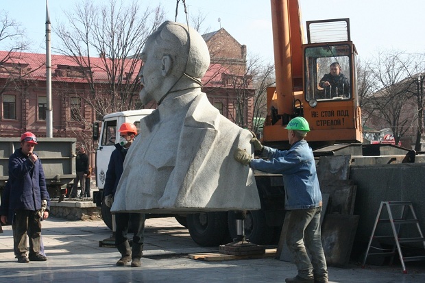 Шестиметрову статую Дзержинського у Запоріжжі розпиляли навпіл - фото 18