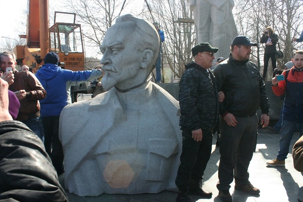 Шестиметрову статую Дзержинського у Запоріжжі розпиляли навпіл - фото 19