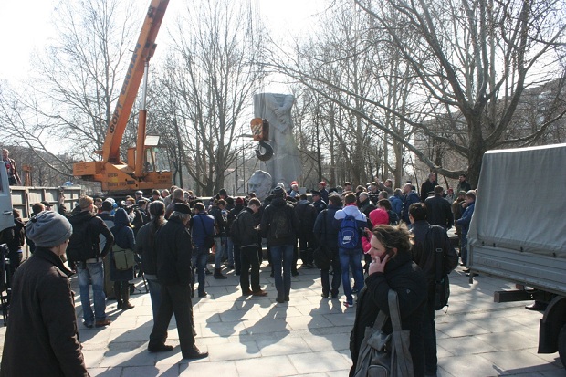 Шестиметрову статую Дзержинського у Запоріжжі розпиляли навпіл - фото 20