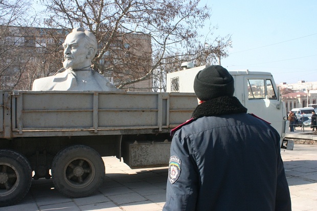 Шестиметрову статую Дзержинського у Запоріжжі розпиляли навпіл - фото 22