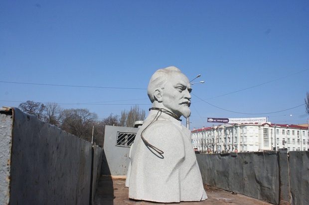 Шестиметрову статую Дзержинського у Запоріжжі розпиляли навпіл - фото 21