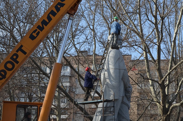 Шестиметрову статую Дзержинського у Запоріжжі розпиляли навпіл - фото 3