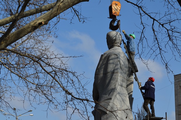 Шестиметрову статую Дзержинського у Запоріжжі розпиляли навпіл - фото 4