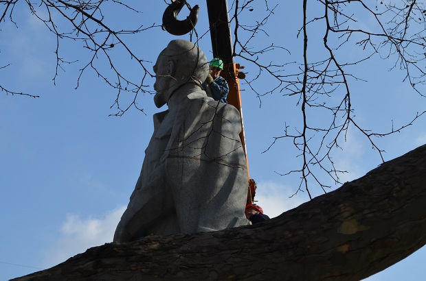 Шестиметрову статую Дзержинського у Запоріжжі розпиляли навпіл - фото 5