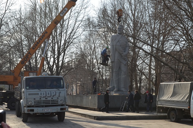 Шестиметрову статую Дзержинського у Запоріжжі розпиляли навпіл - фото 1