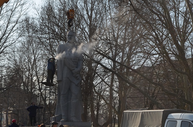 Шестиметрову статую Дзержинського у Запоріжжі розпиляли навпіл - фото 2