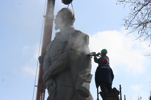 Шестиметрову статую Дзержинського у Запоріжжі розпиляли навпіл - фото 6