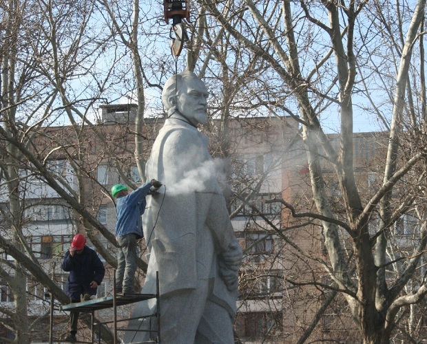 Шестиметрову статую Дзержинського у Запоріжжі розпиляли навпіл - фото 8
