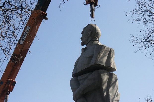 Шестиметрову статую Дзержинського у Запоріжжі розпиляли навпіл - фото 13