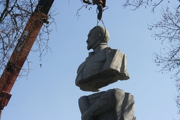 Шестиметрову статую Дзержинського у Запоріжжі розпиляли навпіл - фото 14