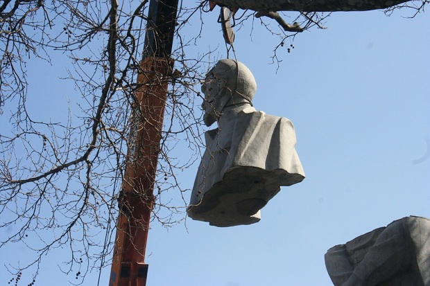 Шестиметрову статую Дзержинського у Запоріжжі розпиляли навпіл - фото 15