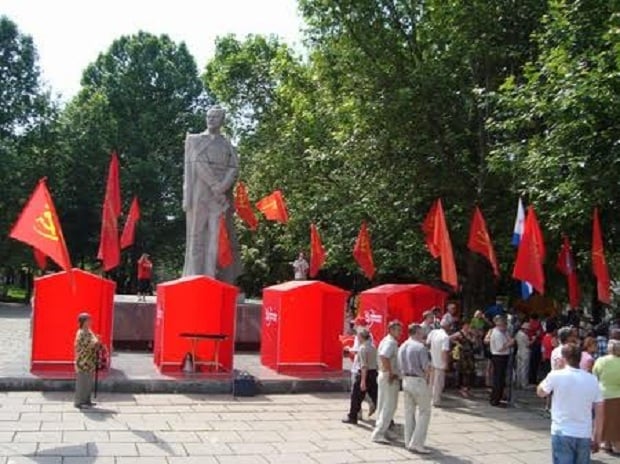 Запорізькі активісти 24 роки у різний спосіб добивалися демонтажу запорізького пам’ятника - фото 4