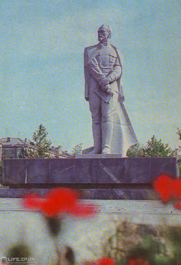 Запорізькі активісти 24 роки у різний спосіб добивалися демонтажу запорізького пам’ятника - фото 1