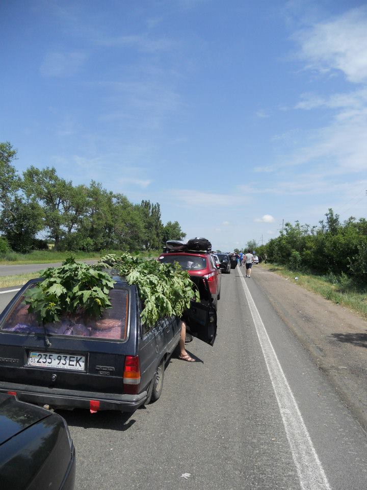 На шляху до окупованого Донецька утворилася 60-кілометрова черга з авто (ФОТО) - фото 1