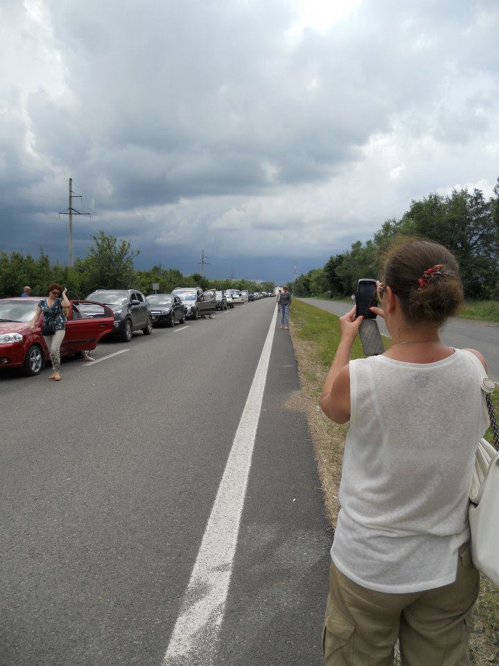 На шляху до окупованого Донецька утворилася 60-кілометрова черга з авто (ФОТО) - фото 2