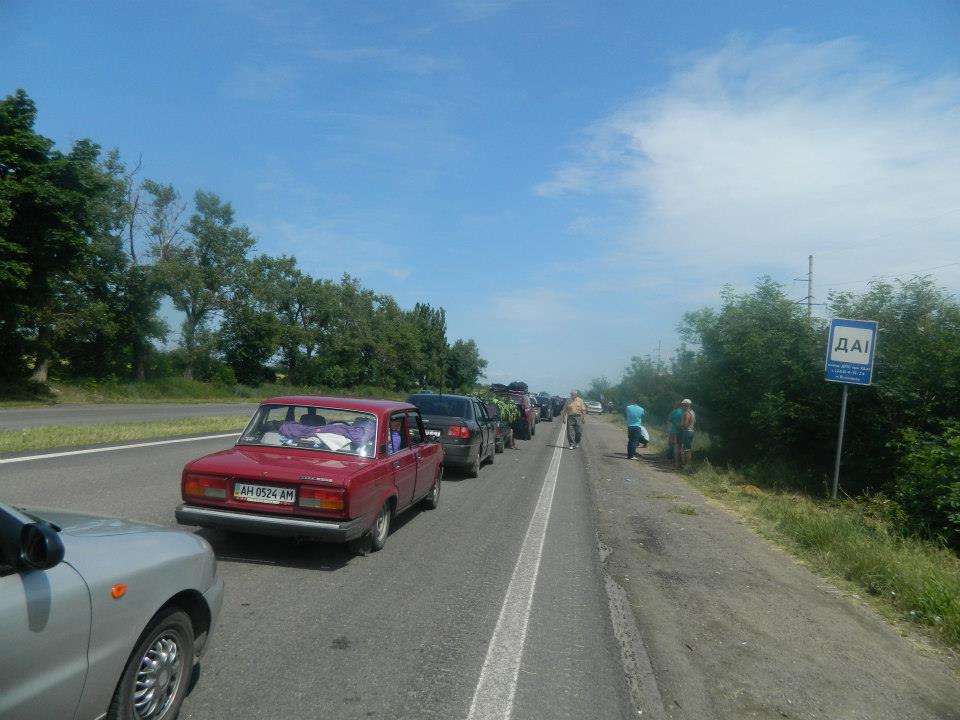 На шляху до окупованого Донецька утворилася 60-кілометрова черга з авто (ФОТО) - фото 3