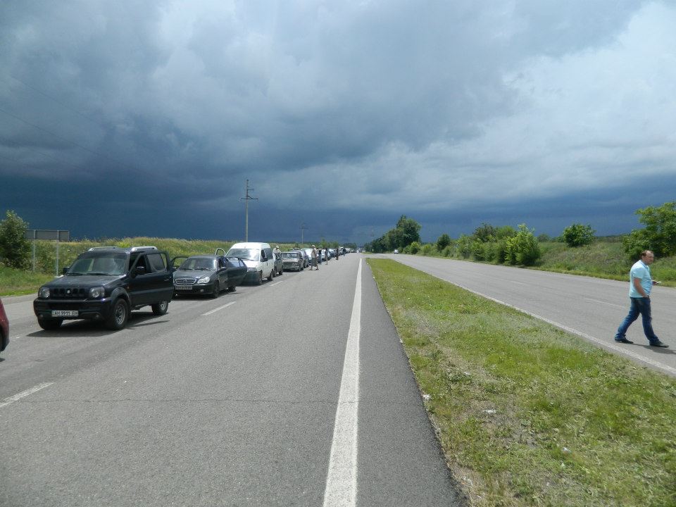 На шляху до окупованого Донецька утворилася 60-кілометрова черга з авто (ФОТО) - фото 4