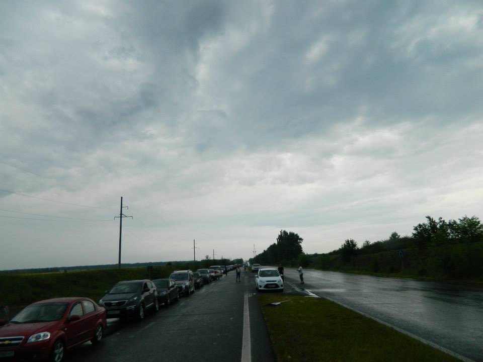 На шляху до окупованого Донецька утворилася 60-кілометрова черга з авто (ФОТО) - фото 5