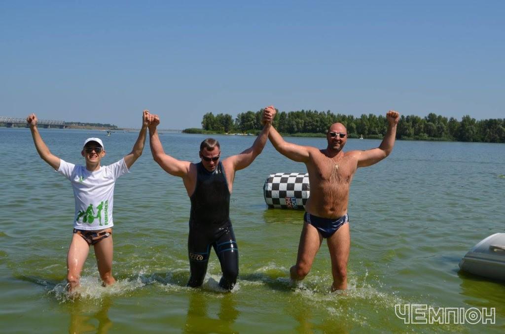 У Черкасах українці, німці та білоруси перепливали Дніпро - фото 1