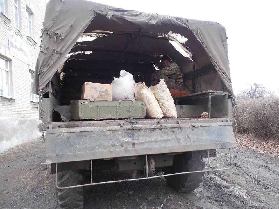 У штабі АТО розповіли, як українські військові дбають про мирних ж Донбасу - фото 2