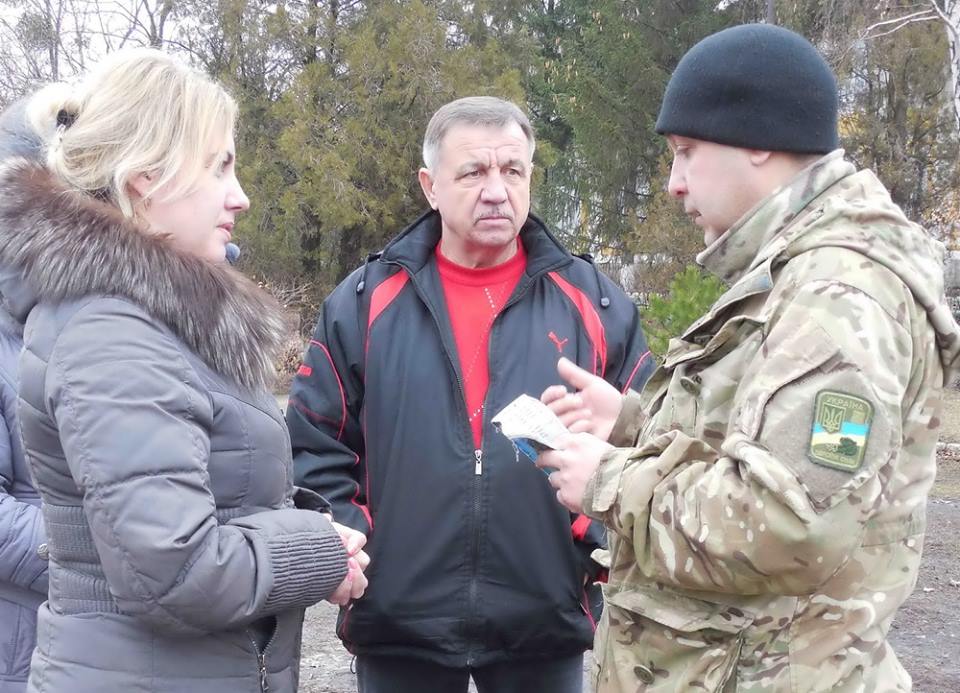 У штабі АТО розповіли, як українські військові дбають про мирних ж Донбасу - фото 1