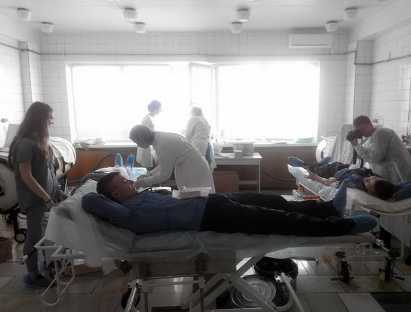 Сотні мешканців Дніпра прийшли до лікарні рятувати поранених бійців - фото 3