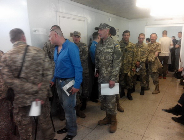 Сотні мешканців Дніпра прийшли до лікарні рятувати поранених бійців - фото 2
