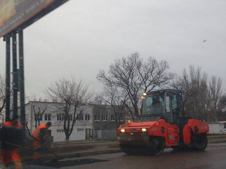 У Кіровограді в дощ латають дорогу - фото 1