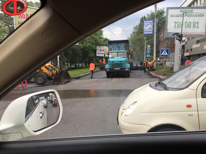 На Дніпропетровщині кладуть асфальт під зливою - фото 1