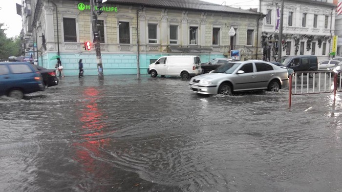 Злива затопила центр Дніпропетровська (ФОТО, ВІДЕО) - фото 1