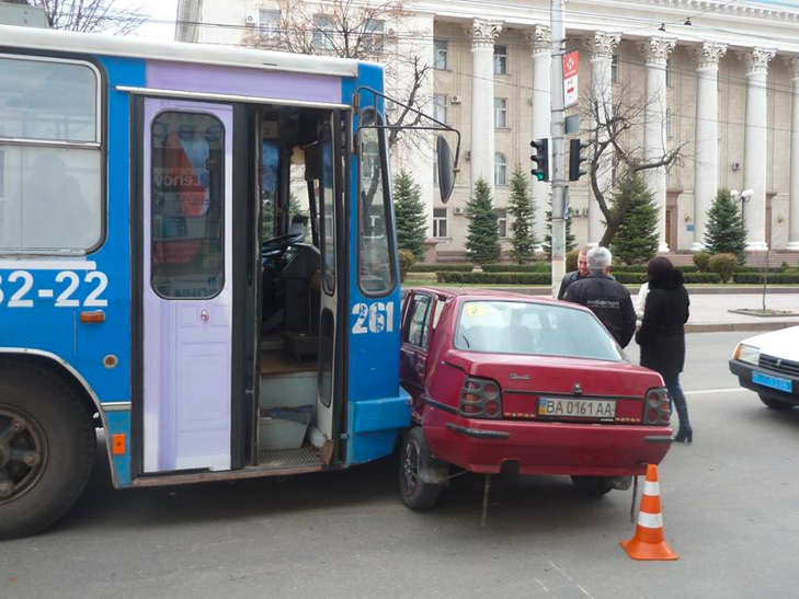 У центрі Кіровограда тролейбус врізався в автівку - фото 1