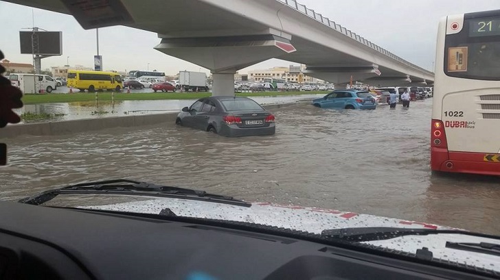 Абу-Дабі і Дубай пішли під воду через зливи (ФОТО, ВІДЕО) - фото 1