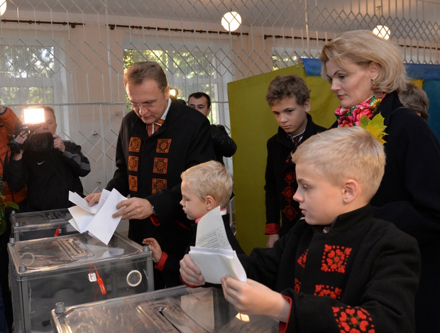 Садовий проголосував із дружиною та дітьми - фото 1