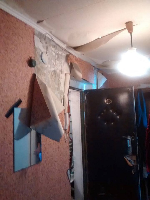 Мешканці будинку № 22 на вулиці Будівельників в Енергодарі не можуть добитися ремонту даху, зруйнованого ураганом ще у вересні 2014 року - фото 2