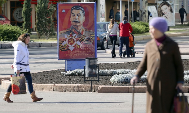 В центрі окупованого Донецька вивісили портрети Сталіна, - The Guardian - фото 1