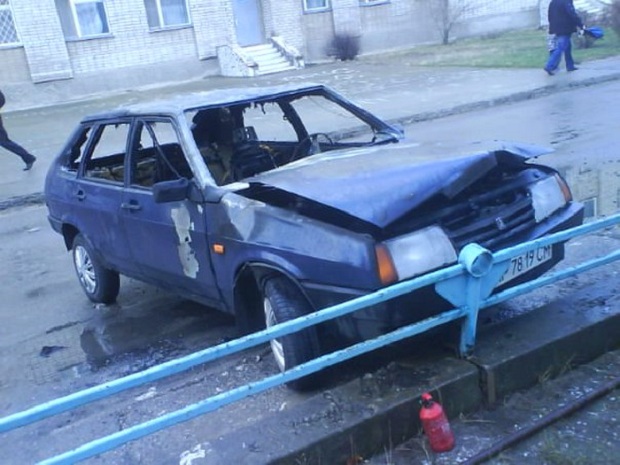 В Енергодарі біля пологового будинку згоріла автівка, яку кинули після ДТП - фото 5