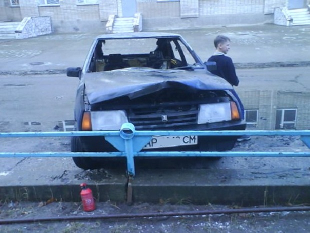 В Енергодарі біля пологового будинку згоріла автівка, яку кинули після ДТП - фото 2