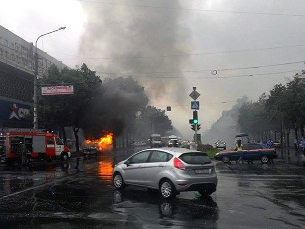 У центрі Запоріжжя загорілася машина, в якій знаходилась дитина (ФОТО) - фото 1